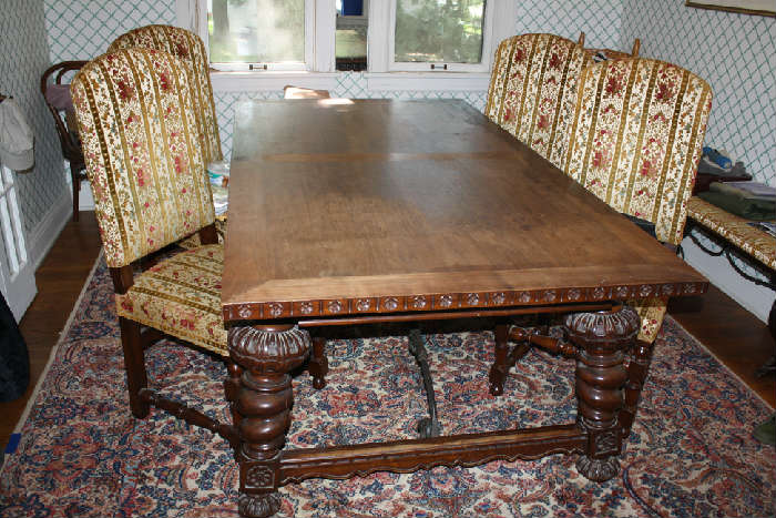 TREASLE TABLE AND CHAIRS