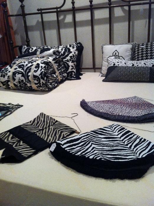        Great selection of black & white bedding/linens