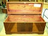 LANE CEDAR CHEST WITH TRAY IN GOOD CONDITION 