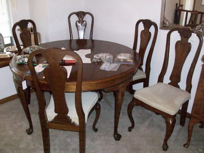 Queen Ann style Table - Set of 6 chairs & 2 armchairs.