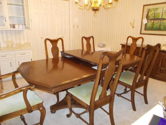 Ethan Allen Dining Table; 2 leaves; 2 arm chairs; 6 side chairs (other 2 side chairs can be used when 2nd leaf is put in!)