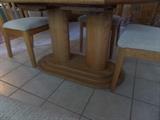  OAK TABLE, 4 CHAIRS & TWO LEAVES - GREAT LOOKING VERY CLEAN
