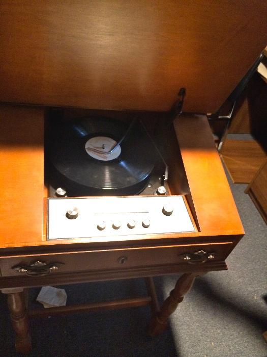 ANTIQUE RECORD PLAYER