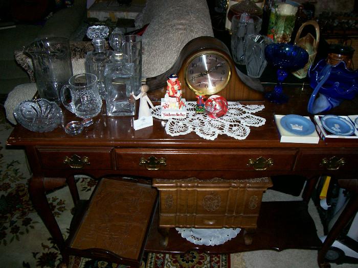 Linden Mantle Clock on Sofa Table