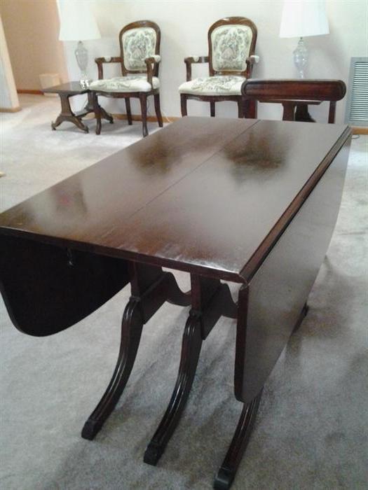 Drop leaf table with 1 leaf and custom table pads