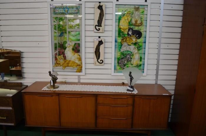 MID CENTURY SIDEBOARD, DECO LAMPS, VINTAGE CHALK CAT WALL PLAQUES