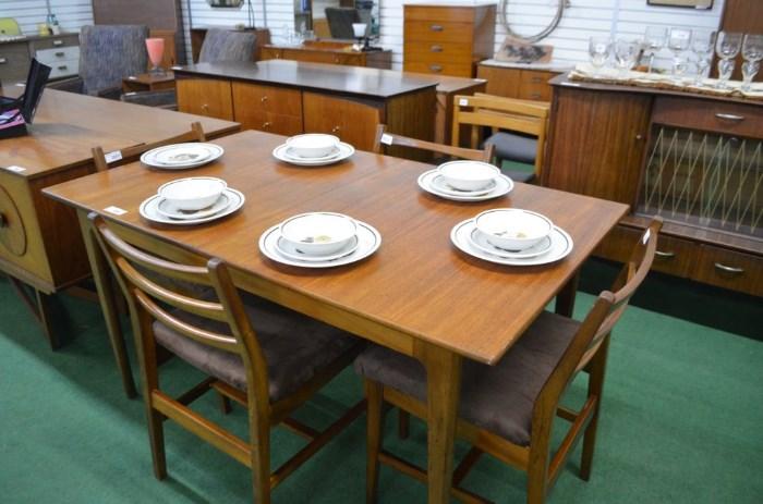 MID CENTURY POP UP LEAF TABLE & CHAIRS