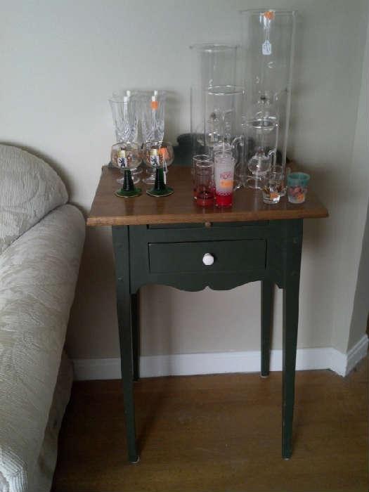 Nice endtable with drawer and slide out shelf