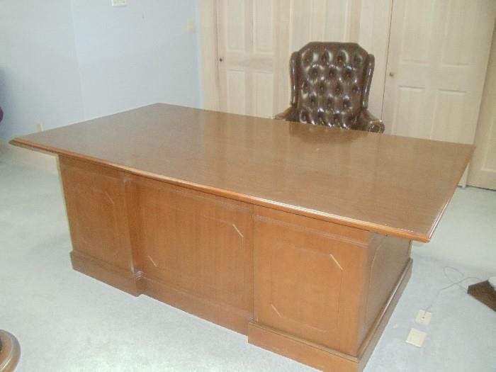 Traditional Office Desk and Chair