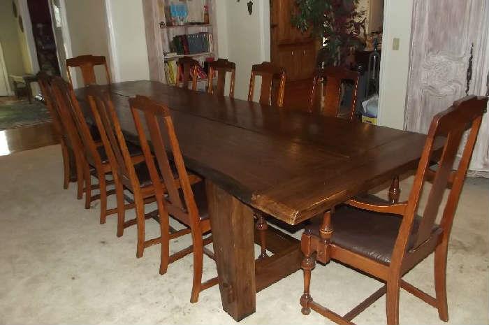 EXCELLENT TABLE FOR LARGE FAMILIES AND HOLIDAY EVENTS.