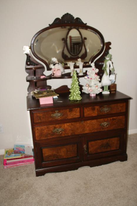 Antique Dresser with Mirror in excellent condition