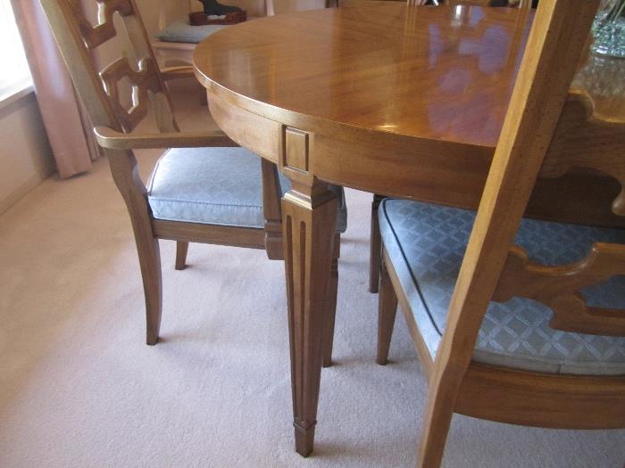 TABLE WITH 2 LEAVES AND 6 CHAIRS