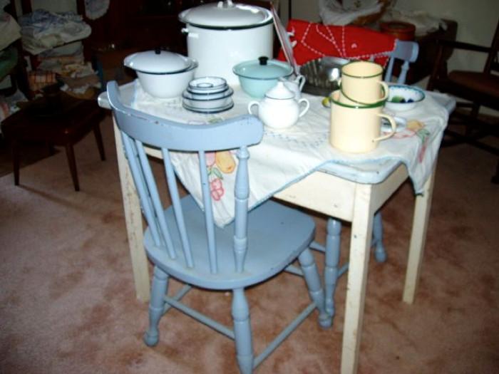 Great little vintage table. Perfect for a couple of small ones to have their own table at family gathering.