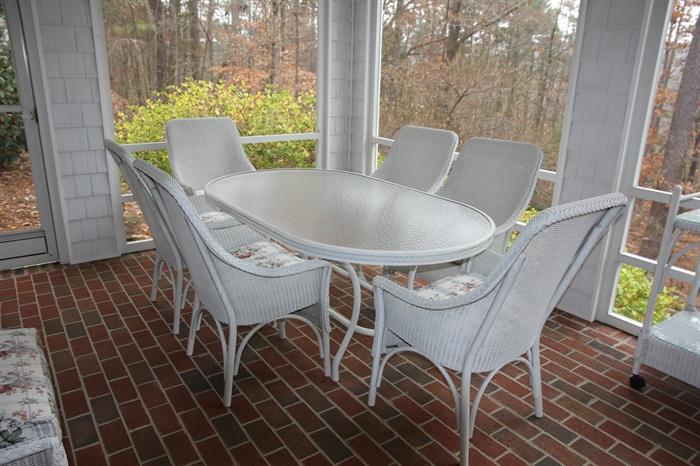 Beautiful Lloyd Flanders patio furniture set