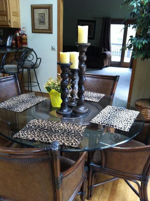 Thomasville 54" pedastal kitchen table with 4 chairs