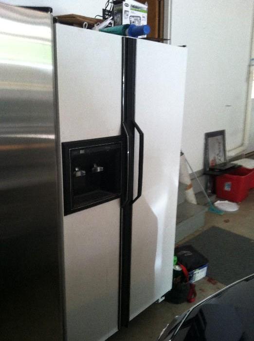 Amana side-by-side fridge/freezer