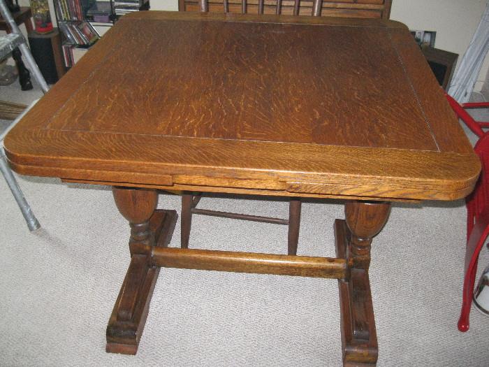 Oak tressle table with pull out leafs.