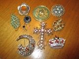 Large selection of vintage and fashion jewelry
