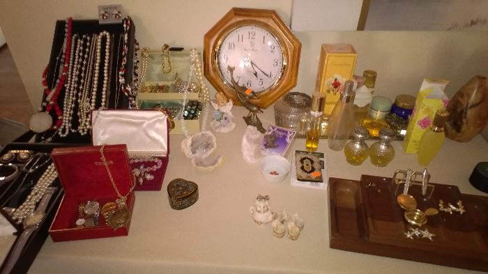 Jewelery, perfume and treasures