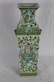 CHINESE PORCELAIN VASE