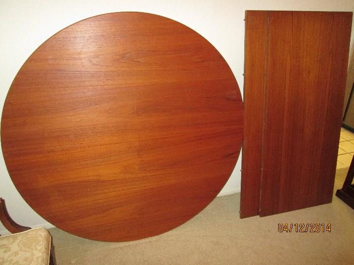Teak table with 2 leaves