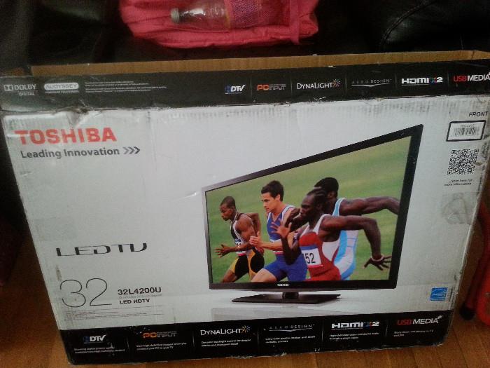 BRAND NEW LED 32" TOSHIBA FLAT SCREEN COMES WITH REMOTE AND STAND.