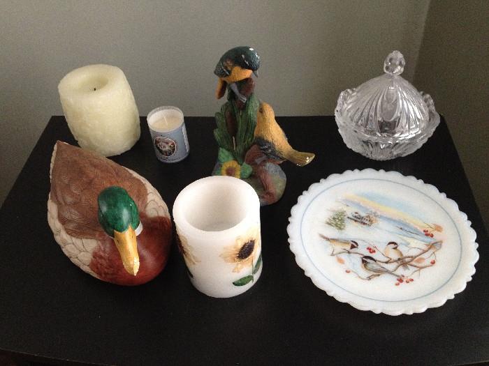 Miscellaneous decor: duck, plates, candles
