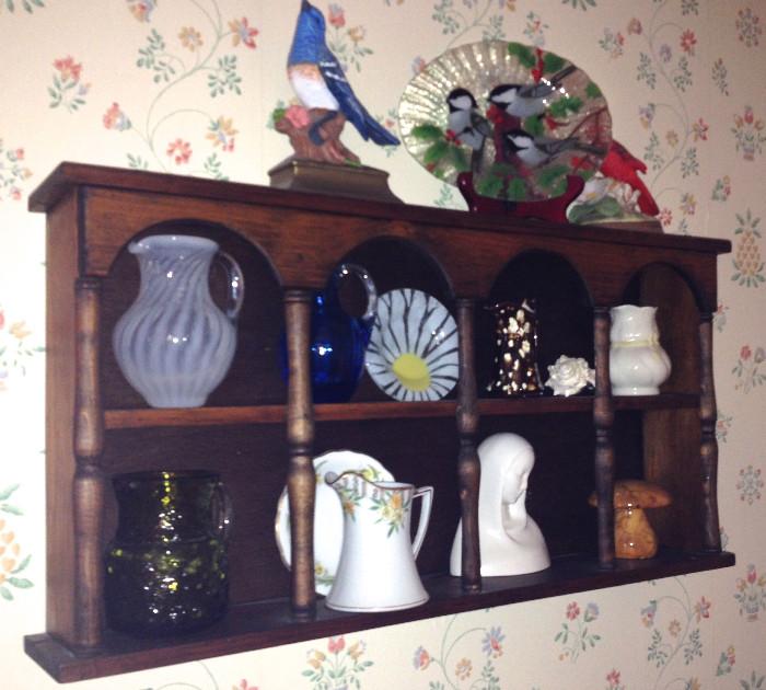Wall shelf and decorative decor: glass, procelain, birds