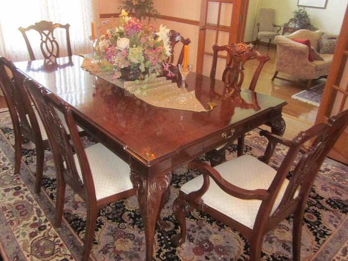 Dining Room table with 8 chairs, Century set. Excellent condition