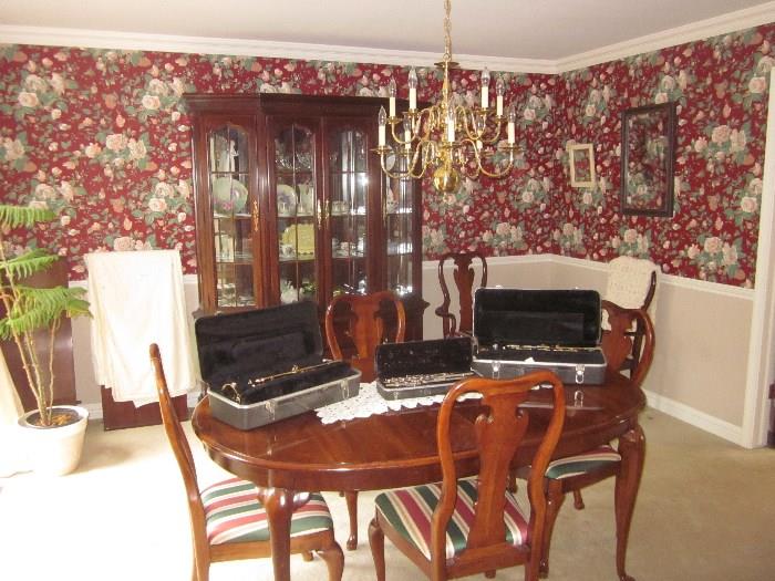 Thomasville Dining Room Set. China Cabinet. Table with  6 chairs and 2 leaves