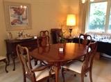 Dining room table with 8 chairs and 3 leaves