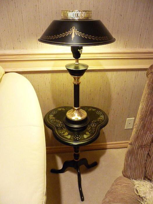 VINTAGE BLACK TOLE LAMP BRASS & METAL BOUILLOTTE  DESK TABLE LAMP  ~ VINTAGE  TRI- FOOTED TOLE ACCENT TABLE










 






 

