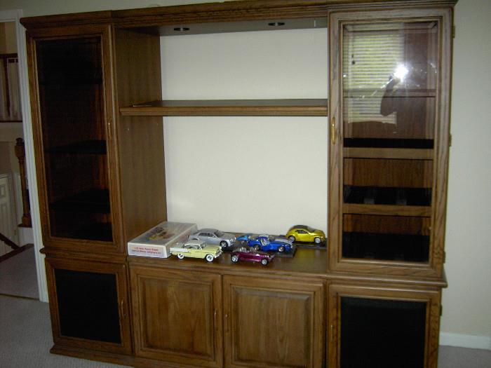 Entertainment Center 5 pieces glass doors will accommodate up to 42" TV