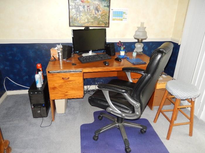 GREAT OFFICE CHAIR ALONG WITH DESK (COMPUTER NOT FOR SALE)