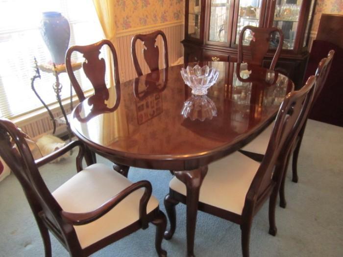 Thomasville table with 1 leaf and 6 chairs