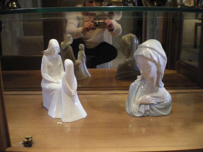 1979 ROYAL DOULTON MOTHER & DAUGHER AND LLADRO MOTHER MARY