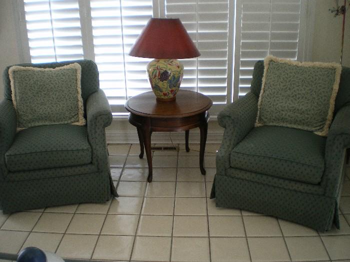 PAIR OF FABRIC CHAIRS/TABLE/LAMPS