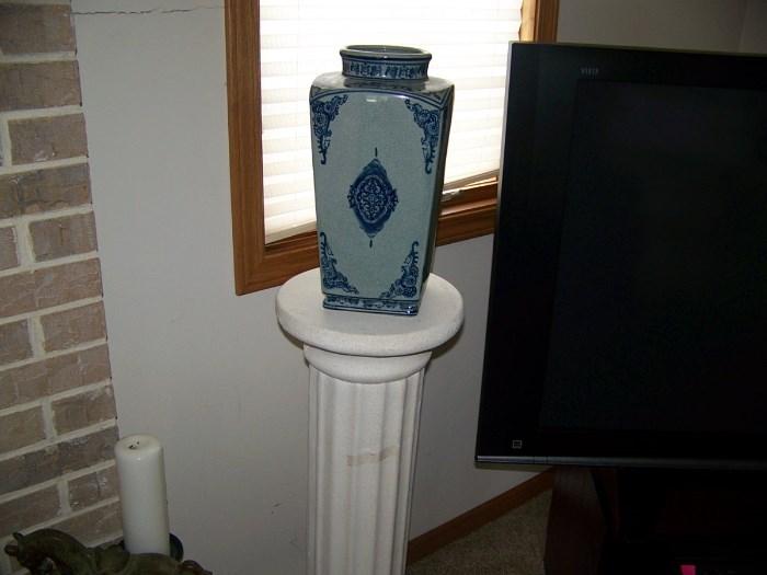 Vase and pedestal stand