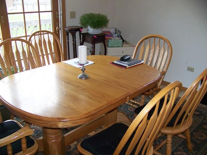 Oak Kitchen table with 6 chairs and 3 leafs