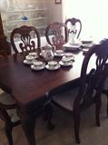          dining table with 8 chairs - great condition