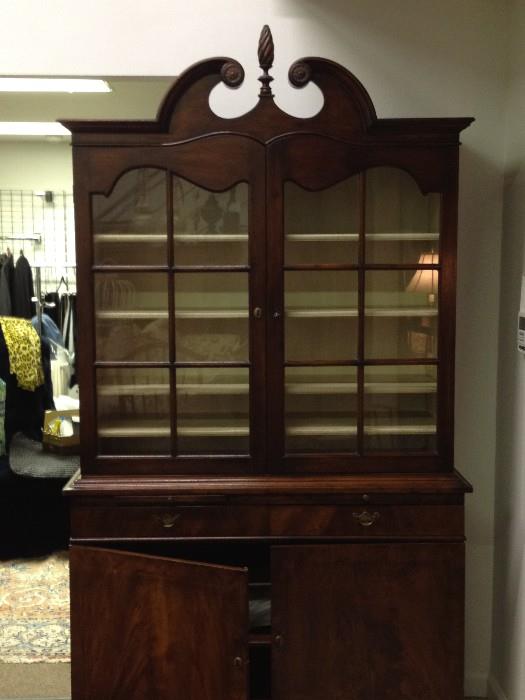 Cabinet / Hutch w/ pull out ledge