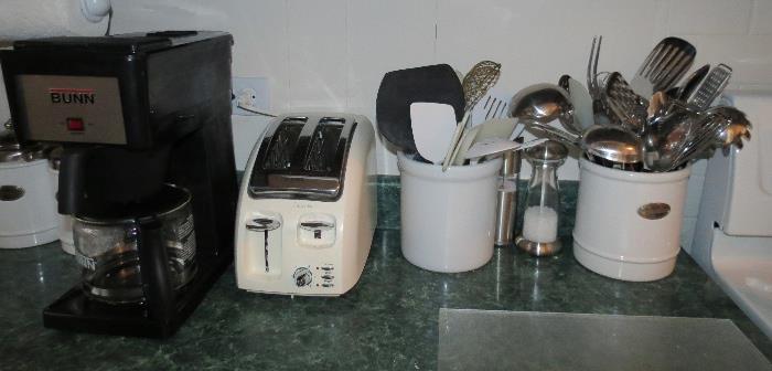 Bunn coffeemaker + assorted kitchen ware