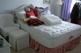 Beautyrest Queen mattress & boxspring - like new - pillowtop - $150
