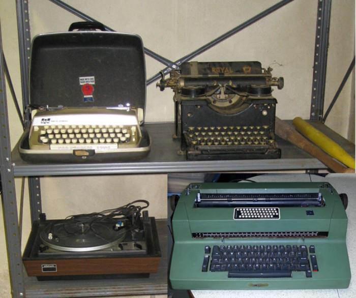 Vintage typewriters and turntable, antique typewriter