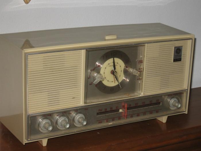 1950s clock radio. GE solid-state AEM/FM works perfectly no cracks chips are breaks