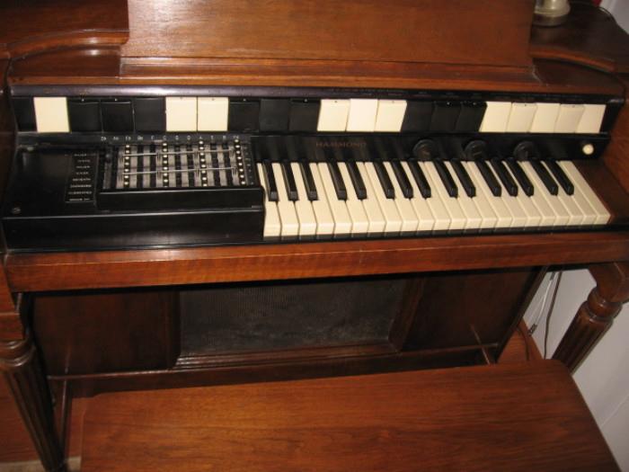 Hammond chord organ and bench. Tube model serial number nine