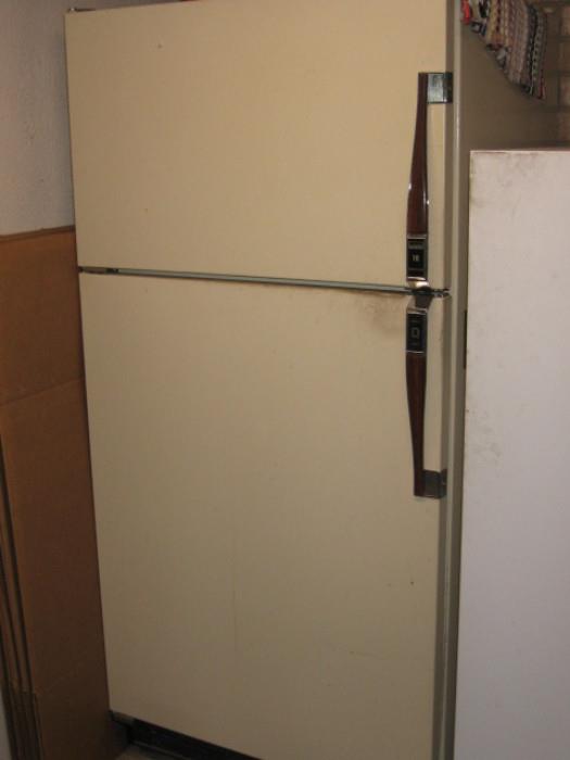 Montgomery Ward 18 Frostless energy saver refrigerator/freezer