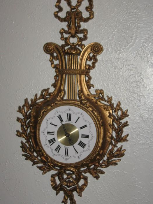 battery operated wall clock