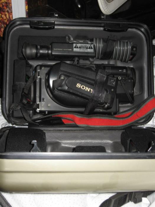 Sony movie camera in hard case built-in mic and for extra batteries