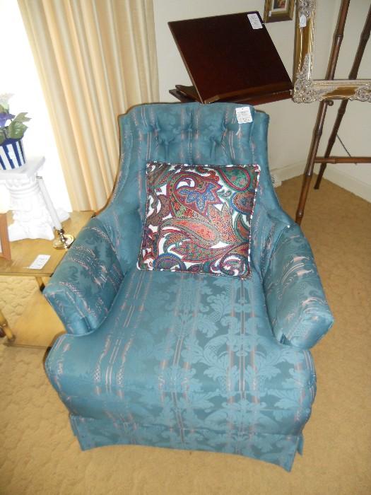 Upholstered tufted back chair